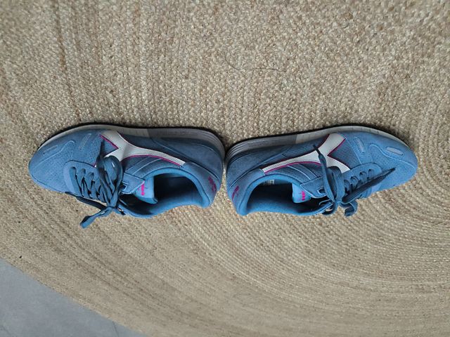 Deportivas Diadora Azul y Rosa.
usadas en dos ocas