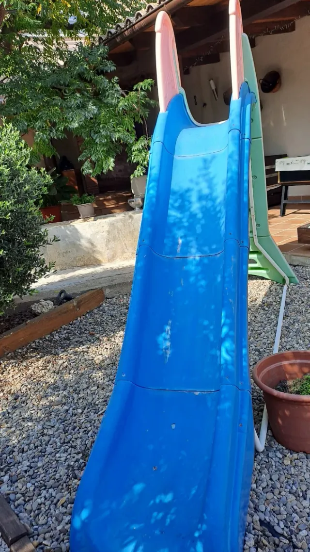 Tobogán infantil azul con agua