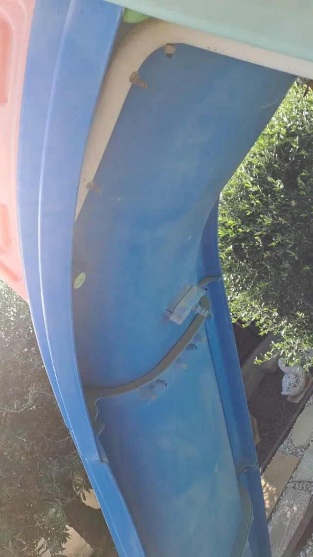 Tobogán infantil azul con agua