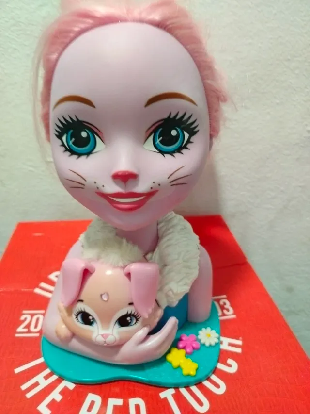 Cabeza de muñeca rosa con conejito