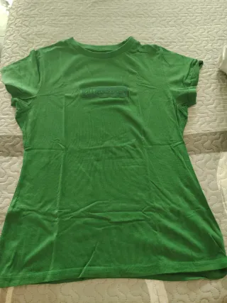 Camiseta verde y Pantalón beige de Ellesse 