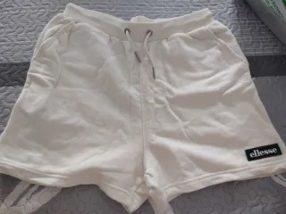 Camiseta verde y Pantalón beige de Ellesse 