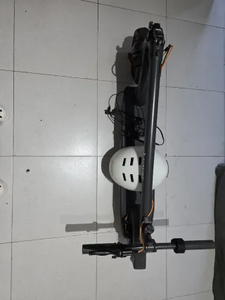 Patinete Eléctrico Gris con casco y cargador