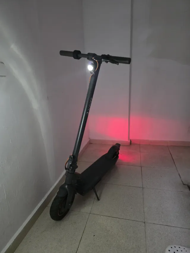 Patinete Eléctrico Gris con casco y cargador