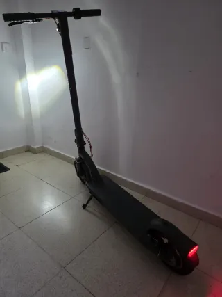 Patinete Eléctrico Gris con casco y cargador