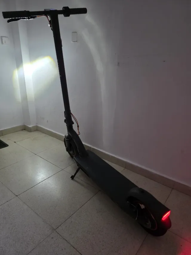 Patinete Eléctrico Gris con casco y cargador