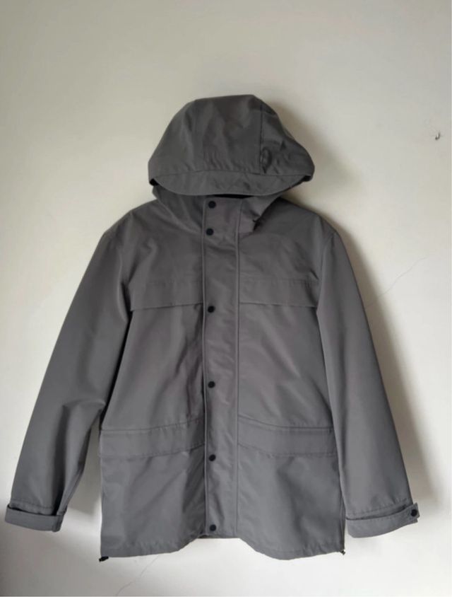 Parka Zara impermeable tejido técnico gris