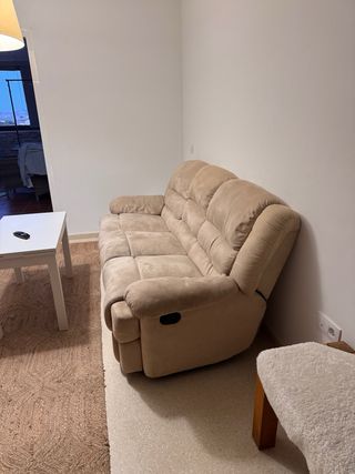 Sofá reclinable de tela beige