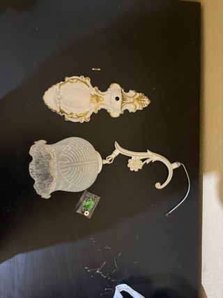 Candeeiro de parede branco e dourado