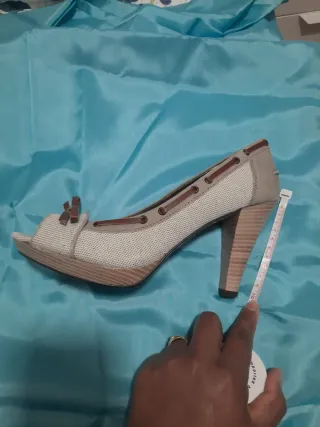Zapatos de tacón elegantes beige y marrón