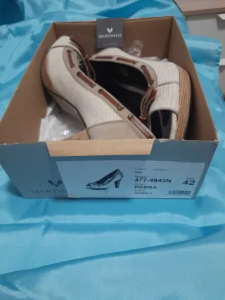 Zapatos de tacón elegantes beige y marrón