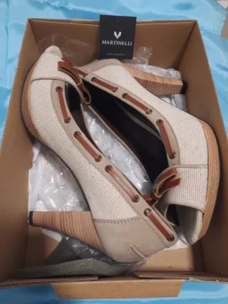 Zapatos de tacón elegantes beige y marrón