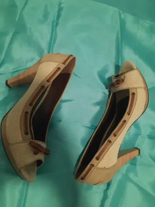 Zapatos de tacón elegantes beige y marrón