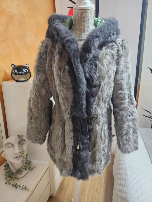 Abrigo de piel gris y multicolor