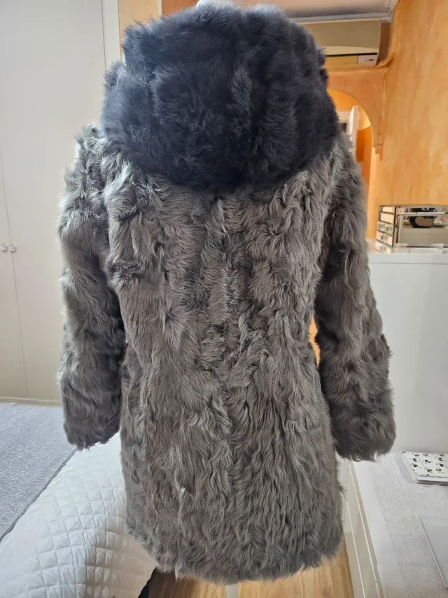 Abrigo de piel gris y multicolor