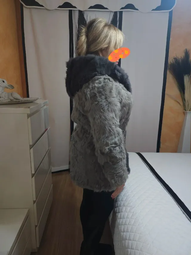 Abrigo de piel gris y multicolor