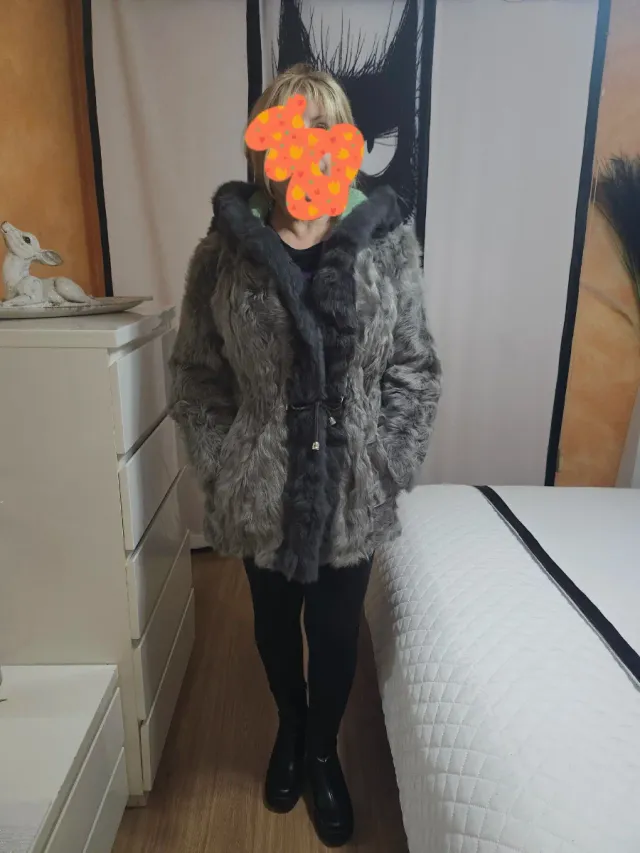 Abrigo de piel gris y multicolor