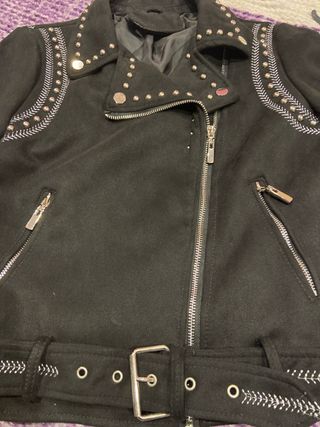 Chaqueta negra tachuelas y cinturón