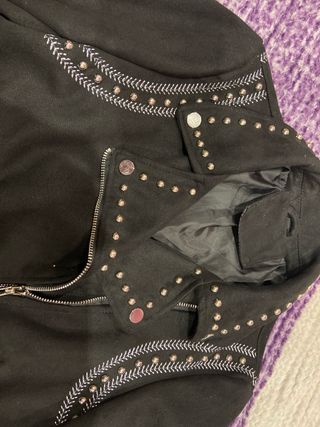 Chaqueta negra tachuelas y cinturón