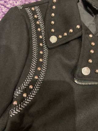 Chaqueta negra tachuelas y cinturón