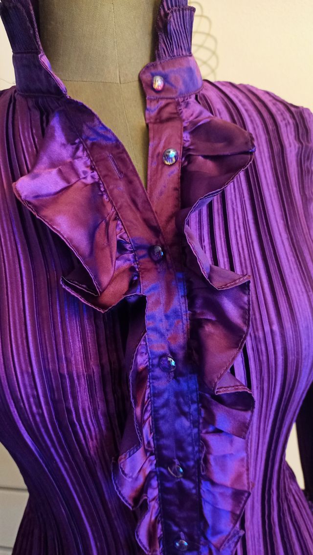 Blusa morada con volantes y plisados