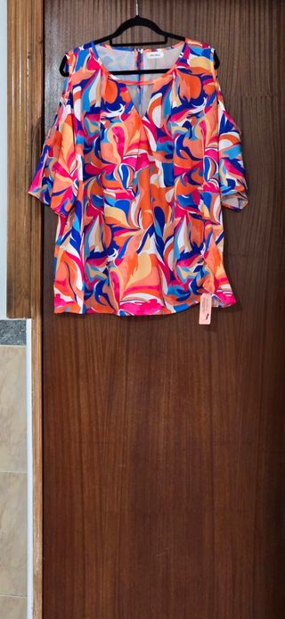 Blusa multicolor hombros al descubierto.