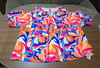 Blusa multicolor hombros al descubierto.