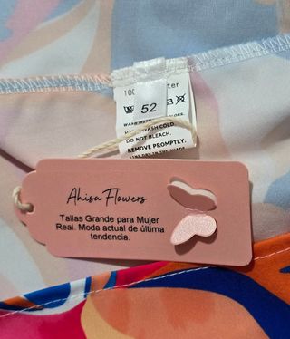 Blusa multicolor hombros al descubierto.