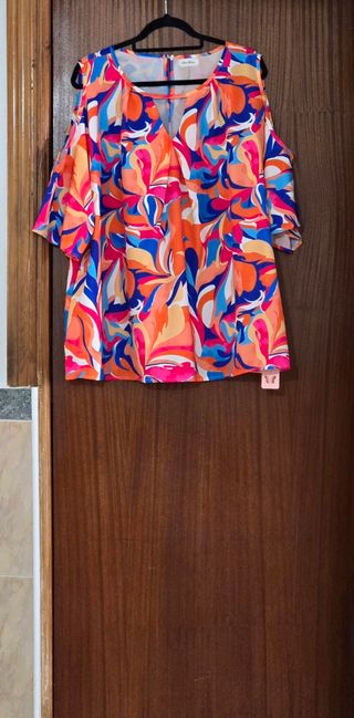 Blusa multicolor hombros al descubierto.