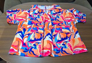 Blusa multicolor hombros al descubierto.
