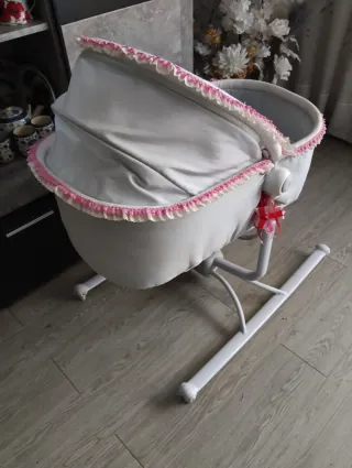 Moisés para bebé con capota rosa