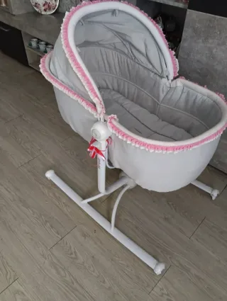 Moisés para bebé con capota rosa
