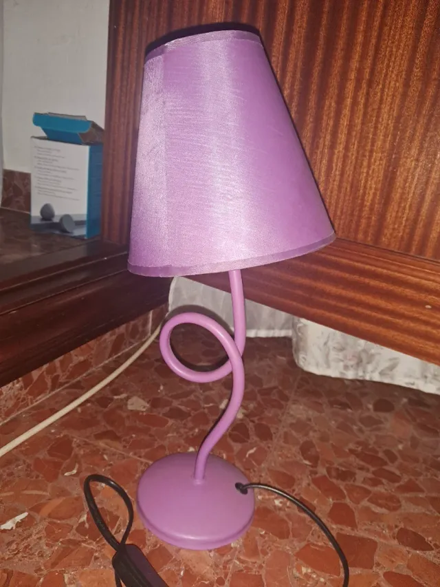 Lámpara de mesa morada