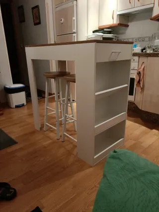 Mesa alta de cocina con taburetes