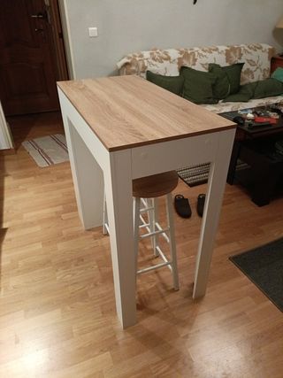 Mesa alta de cocina con taburetes