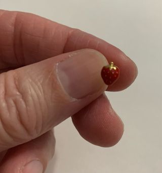 Pendientes de oro para niña con forma de fresa