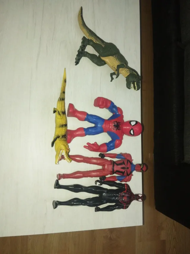 Lote Muñecos 20cm Spiderman y Dinosaurio