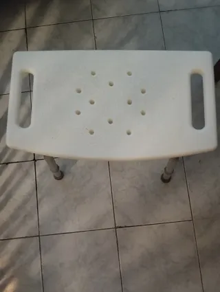 Sgabello in plastica bianca