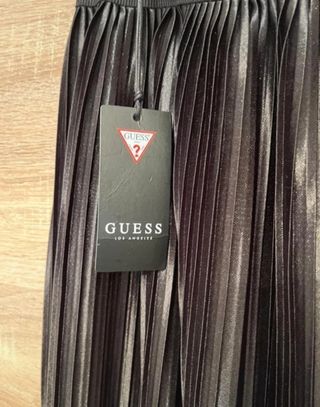 Falda plisada Guess negra mujer