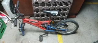 Bicicleta infantil roja y azul