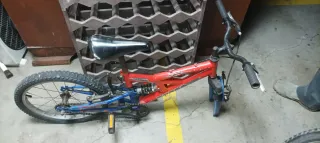 Bicicleta infantil roja y azul