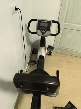 Banco de pesas, bicicleta y barras