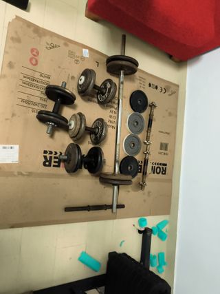 Banco de pesas, bicicleta y barras