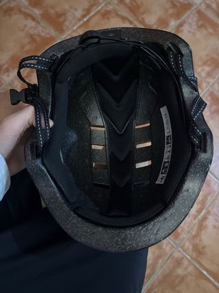 Casco patinete con luces LED