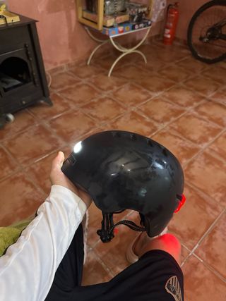 Casco patinete con luces LED