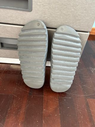 Yeezy Slides Talla 40.5 Gris