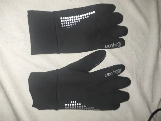 guantes negros recién nuevos de tela suave
