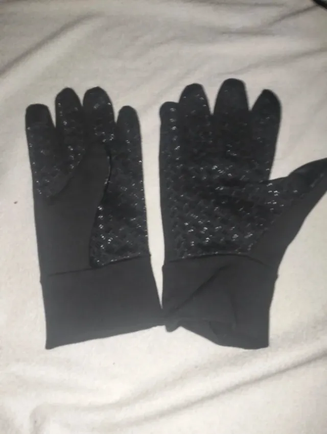 guantes negros recién nuevos de tela suave