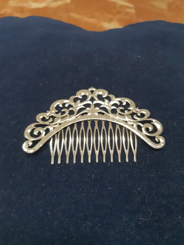 Peineta plateada con diseño floral