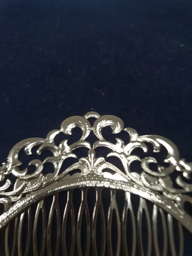 Peineta plateada con diseño floral